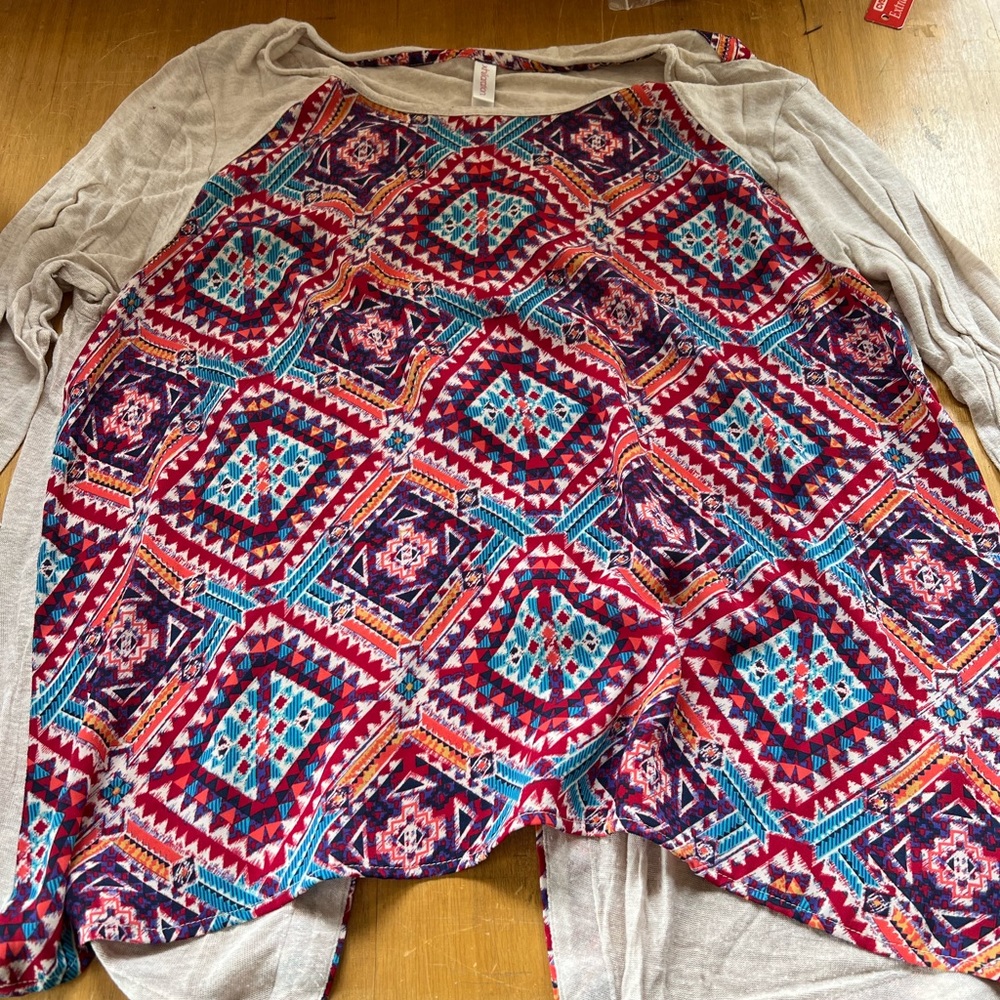 Xhiliration Diamond Peek-a-Boo Print Shirt